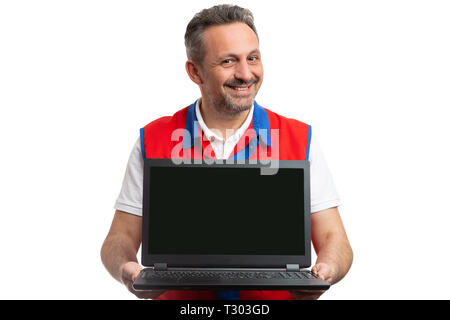 Freundliche Supermarkt oder SB-Warenhaus männliche Mitarbeiter Präsentieren mit Laptop Bildschirm als leer copyspace isoliert auf weißem Stockfoto