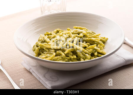 Trofie al Pesto, eine regionale twisted Pasta mit frischem Basilikum Pesto aus Ligurien, Italien in einer Schüssel auf eine Serviette Stockfoto