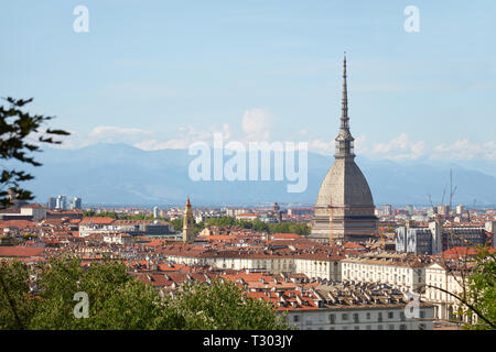 Mole Antonelliana Turm und Turin Dächer von den Hügeln in einem sonnigen Sommertag in Italien gesehen Stockfoto