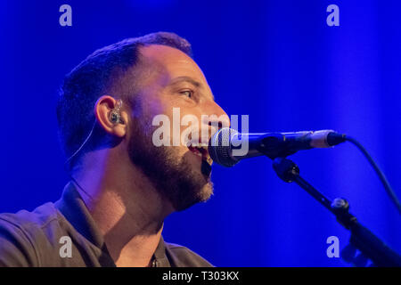 Englischer Sänger, Songschreiber und Gitarrist James Morrison gesehen, die live auf der Bühne der Dubliner Olympia Theatre. Stockfoto