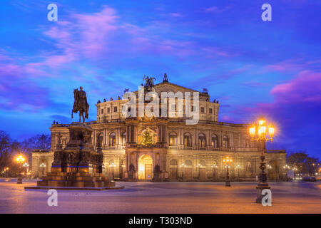 Semperoper bei Dämmerung, Dresden, Deutschland. Stockfoto