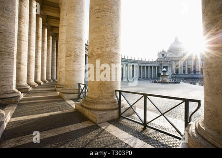 St Peter's Basilica von Kolonnaden des Bernini. Vatikan, Rom, Italien. Stockfoto