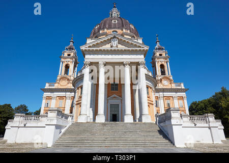 Basilika Superga in Turin Frontalansicht, niemand an einem sonnigen Sommertag in Italien Stockfoto