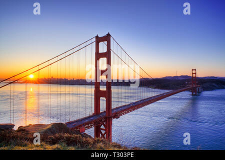 Sonnenaufgang über die Golden Gate Bridge in San Francisco, Kalifornien, USA.