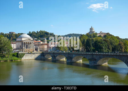 Gran Madre di Dio Kirche in Turin, Fluss Po und Cappuccini Berg an einem sonnigen Sommertag in Italien Stockfoto