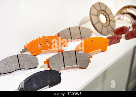 Bremsbeläge auf dem Zähler, Shop für Ersatzteile für Autos Stockfoto
