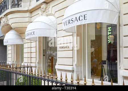 PARIS, Frankreich, 22. JULI 2017: Versace mode Luxus store in der Avenue Montaigne in Paris, Frankreich. Stockfoto