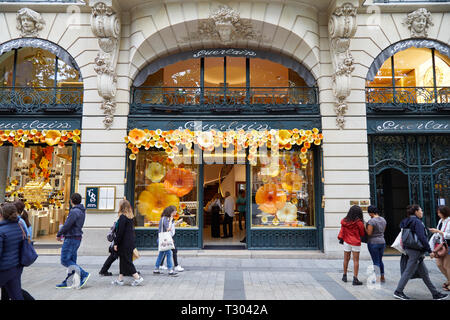 PARIS, Frankreich, 22. JULI 2017: Guerlain Kosmetik luxus Store in Paris, Passanten, Frankreich. Stockfoto