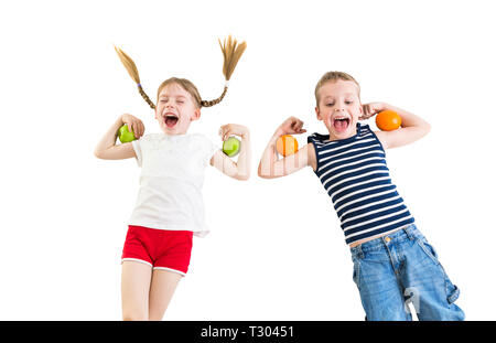Kinder mit Äpfeln und Orangen, gesunde Ernährung Konzept Stockfoto