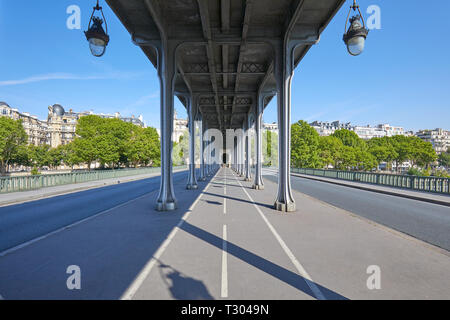 Bir Hakeim Brücke in Paris, perspektivische Ansicht an einem sonnigen Sommertag in Frankreich Stockfoto