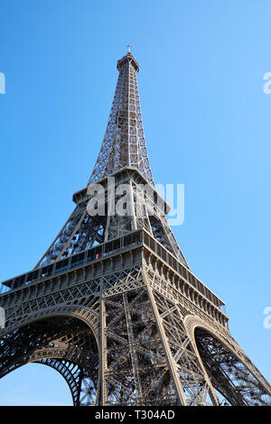 Eiffelturm in Paris an einem sonnigen Tag, Low Angle View und strahlend blauer Himmel Stockfoto