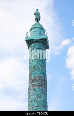 PARIS, Frankreich, 21. JULI 2017: Place Vendôme-Säule im Sommer, bewölkter Himmel in Paris, Frankreich. Stockfoto