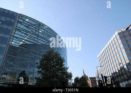 Architektur in Holborn, London. (Nach rechts) Sainsbury's HQ, Holborn Bars (ehemals Prudential Assurance Gebäude) und Pareto Law Offices. Stockfoto