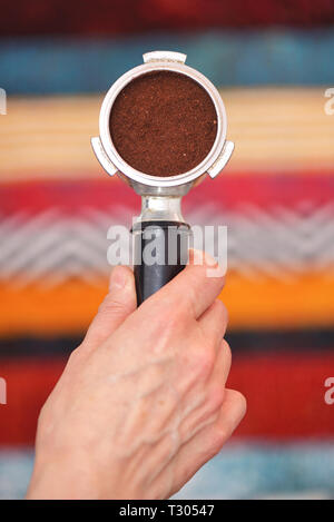 Portafilter mit frisch gemahlenen Kaffee Stockfoto