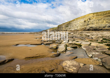 Dunraven Bay in der Nähe von Southerndown an der Glamorgan Heritage Coast, einem beliebten und attraktiven Strand in das Tal von Glamorgan, South Wales. Stockfoto