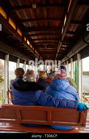 Reiten auf dem offenen hinteren Trainer einer MER Manx Electric Railway Zug auf dem Weg nach Norden durch die Manx Landschaft Stockfoto
