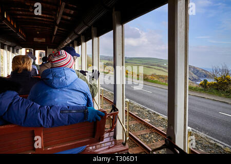 Reiten auf dem offenen hinteren Trainer einer MER Manx Electric Railway Zug auf dem Weg nach Norden durch die Manx Landschaft Stockfoto