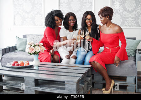 Gruppe von partying afrikanischen Mädchen Anstoßen mit Sekt Champagner. Stockfoto