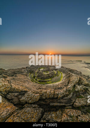 Sonnenaufgang über dem Meer an der Priester Badewanne (Prastens Badkar) sand Vulkan Bildung an der Küste von. Vik, Simrishamn, Skåne, Schweden, Skandinavien. Stockfoto