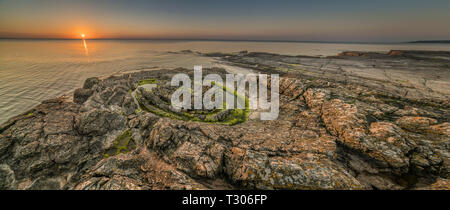 Sonnenaufgang über dem Meer an der Priester Badewanne (Prastens Badkar) sand Vulkan Bildung an der Küste von. Vik, Simrishamn, Skåne, Schweden, Skandinavien. Stockfoto