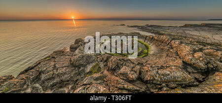 Sonnenaufgang über dem Meer an der Priester Badewanne (Prastens Badkar) sand Vulkan Bildung an der Küste von. Vik, Simrishamn, Skåne, Schweden, Skandinavien. Stockfoto