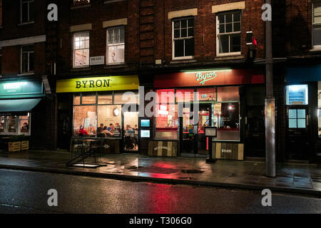 Byron Restaurant 2019 at Night in the Cut nahe Waterloo Station, London Stockfoto