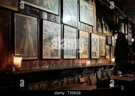 Interieur von Gordon's traditionelle Weinbar in Villiers Street, London WC2, die in vielen Jahren nicht geändert hat, Stockfoto