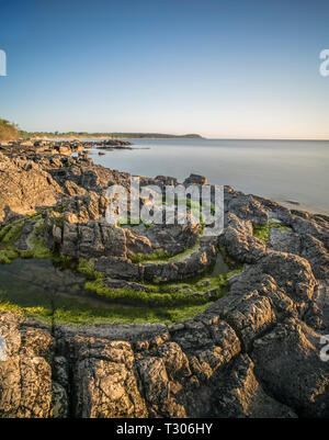 Der Priester Badewanne (Prastens Badkar) sand Vulkan Bildung an der Küste von. Vik, Simrishamn, Skåne, Schweden, Skandinavien. Stockfoto