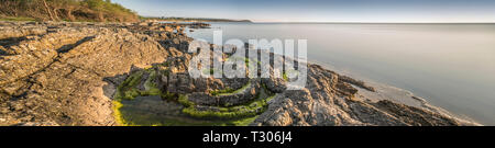 Der Priester Badewanne (Prastens Badkar) sand Vulkan Bildung an der Küste von. Vik, Simrishamn, Skåne, Schweden, Skandinavien. Stockfoto