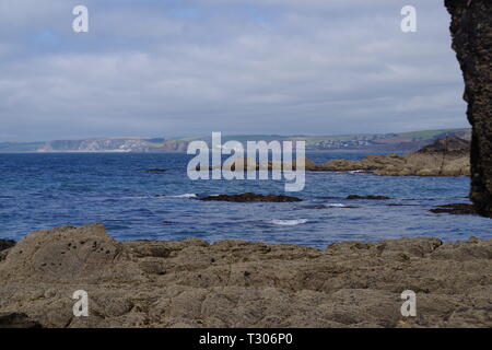 Blick nach Westen von Hope Cove in Richtung Thurlestone und Burgh Island Klippen an einem sonnigen Sommertag. South Devon, Großbritannien. Stockfoto