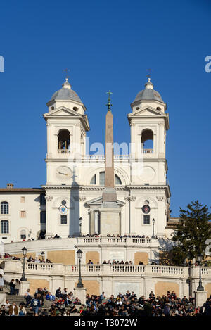 Kirche der Santissima Trinità dei Monti Kirche & Obelisk oberhalb der Spanischen Treppe in Rom Italien Stockfoto