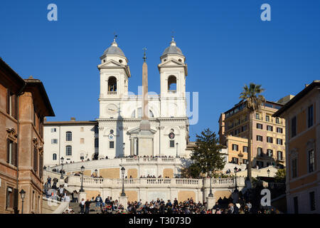 Kirche der Santissima Trinità dei Monti Kirche & Obelisk oberhalb der Spanischen Treppe in Rom Italien Stockfoto