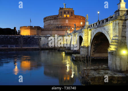 Dämmerung, Nacht oder in der Dämmerung und Castel Sant'Angelo Schloss, aka das Mausoleum des Hadrian (123-139 AD) & Ponte Sant'Angelo Brücke über den Fluss Tiber Rom Italien Stockfoto