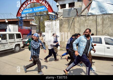 Angehörigen von Insassen gesehen laufen für Deckel als Polizei jagen Sie weg außerhalb der zentralen Gefängnis während der Riot breakout in Srinagar, Kashmir. Unruhen brachen im Inneren eine hohe Sicherheit zentrale Gefängnis in Srinagar, nachdem Gerüchte von Gefangenen aus dem Kaschmir-tal verschoben werden. Inzwischen haben die Behörden ausgesetzt haben, Internet und auferlegten Beschränkungen in der Altstadt von Dubrovnik. Stockfoto