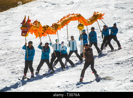 KRANJSKA Gora, Slowenien - 16. MÄRZ 2019: Skifahrer aus einem der Skischule mit dem chinesischen Drachen, zum ersten Mal auf Skiern. Stockfoto