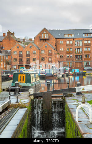 Hochformat der narrowboats in einem britischen Marina. Stockfoto