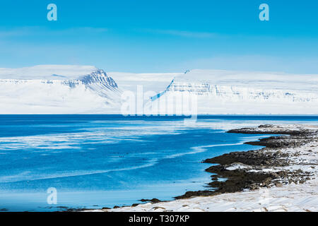 Dramatische Winterlandschaft entlang Ísafjarðardjúp Fjord in der Nähe von Ísafjörður in den Westfjorden region, Island Stockfoto