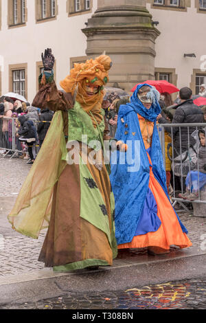 STUTTGART, DEUTSCHLAND - 5. März: Zwei Dame gekleidet Teilnehmer der Parade unter leichten Regen. Schuß am Faschingsumzug in der Innenstadt am März 5, 2019 S Stockfoto