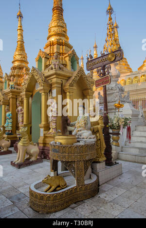 Burmesischen Frau baden Statue von Buddha an der Ecke für den Wochentag der ihren Geburtstag an der Shwedagon Pagode, Yangon, Myanmar (Birma). Stockfoto