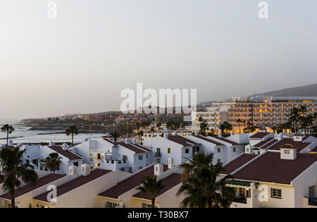 Sicht in der Dämmerung über die weiß gekalkten Häuser in Costa Adeje, Teneriffa, Spanien Stockfoto