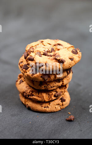 Frisch gebackene chokolate Cookies auf blackboard Hintergrund. Stockfoto