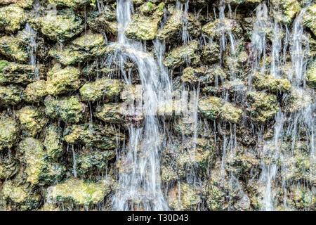 Schließen Sie das Wasser nach unten fließt auf Stein Stockfoto