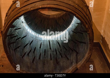 Fass mit Spikes mittelalterlichen römischen Folter system Detail Stockfoto