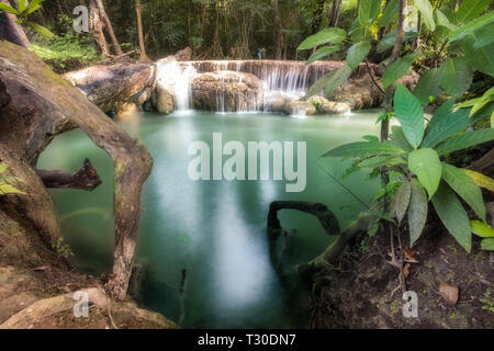 Erawan Wasserfälle im tropischen Regenwald in Kanchanaburi, Thailand Stockfoto