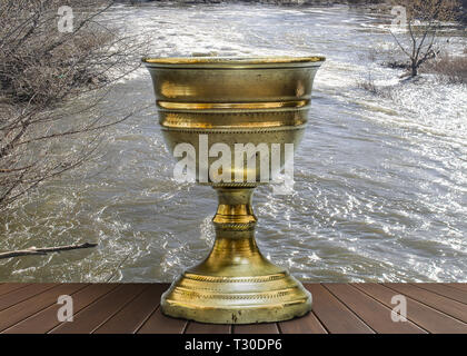 Alte Kelch auf Holztisch mit Wasser Hintergrund Stockfoto