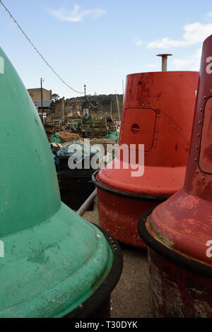 Navigation Bojen, Steuerbord, Grün seitliche Markierung und Port, rote seitliche Markierung an Kai für die Wartung in Conwy in Großbritannien Wales Stockfoto