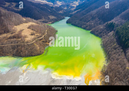 Antenne drone Ansicht von toxischen chemischen Rückstände überschwemmung ein See aus einer Kupfer- und Goldmine Ausbeutung. Die Schädigung der Umwelt, ökologische Bombe in Geama Stockfoto