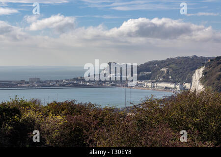 Die Dover Hafen und Port als von den Klippen oben in Kent, England, Vereinigtes Königreich angesehen Stockfoto