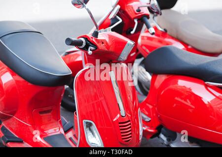 Rot roller Parken auf den Straßen. Die Nahaufnahmen zeigen Details. Stockfoto