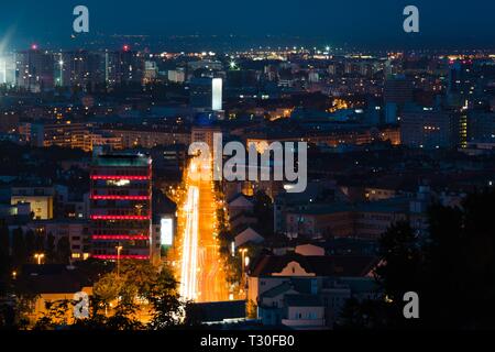 Nacht Stadtblick auf der belebten Straße, lange Zeit Landschaft schoß, Stadt Verkehr während der Nacht Stockfoto